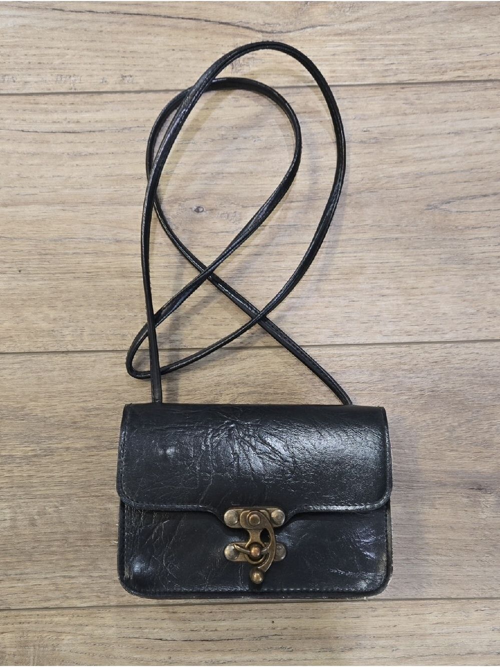Retro 90's Black Leather Crossbody Bag with Antique Brass Clasp